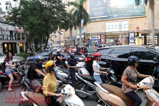 Hà Nội: Tai nạn liên hoàn giữa 4 xe ô tô trên phố Bà Triệu, 3 người bị thương ảnh 5